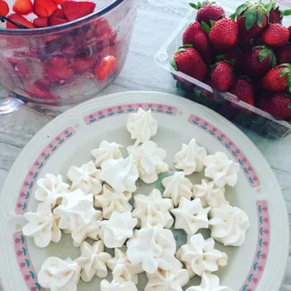 蛋白酥皮、草莓、甜点、食品、水果、新鲜度、美食、食品和饮料