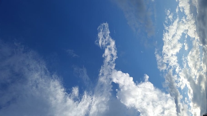 云——天空，天空，低角度视野，自然之美，蓝色，无人，白天，白色