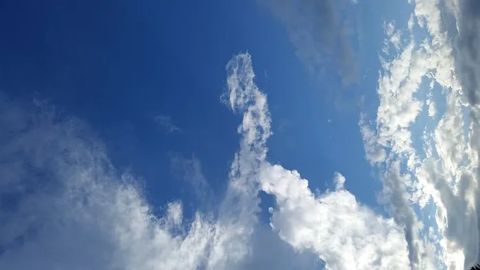 云——天空，天空，低角度视野，自然之美，蓝色，无人，白天，白色