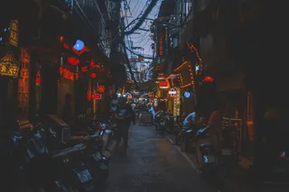 狭窄巷子里的人