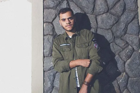 身穿绿色纽扣夹克的男子 身穿绿色纽扣夹克的男子