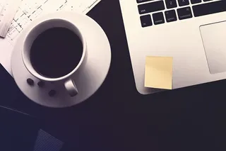 工作台。咖啡、文件和笔记本电脑