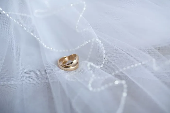 带装饰的金结婚戒指