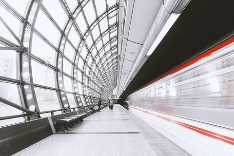 美丽的建筑地铁站。地铁穿过车站