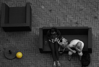 黑白、人、女人、黑暗、成年人、砖块、户外、沙发