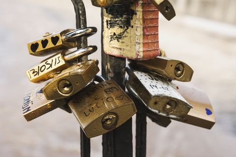 黑色金属支架上的黄铜挂锁