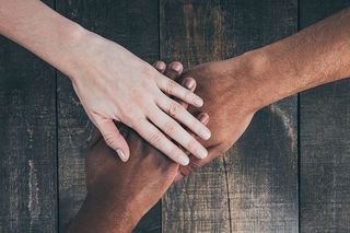 队员们举手合影