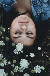 女人,躺着,旁边,白色,花,闭着,眼睛,人 女人,躺着,旁边,白色,花,闭着,眼睛,人