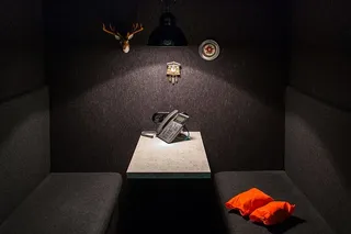 白色桌子上的银色IP电话