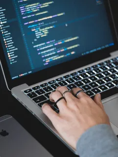 打开MacBook的人 打开MacBook的人