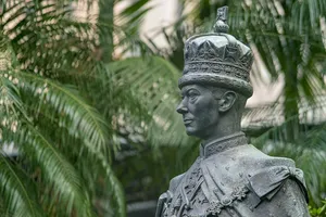白天绿色棕榈树旁的男性雕像
