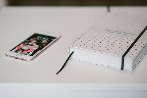 金色iphone 6,旁边,笔记本,白色,桌子,玫瑰色,金色,iphone 金色iphone 6,旁边,笔记本,白色,桌子,玫瑰色,金色,iphone