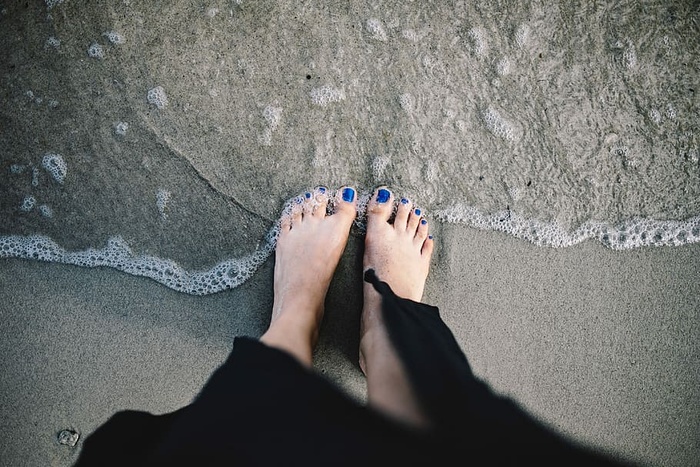 海边女孩双腿特写