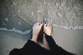 海边女孩双腿特写