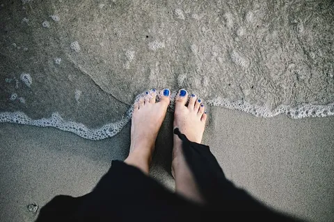 海边女孩双腿特写 海边女孩双腿特写