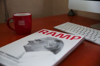 workdesk、放松、娱乐、剧院vanemuine、Vanemuse teater、男士、阅读、办公室