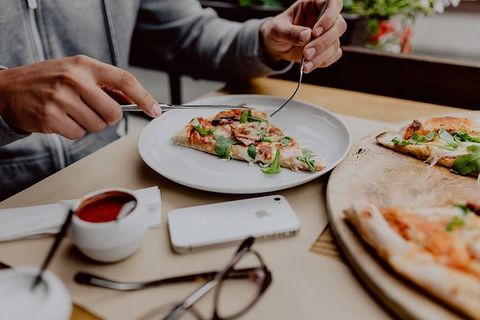 在舒适的餐厅里吃美味的披萨