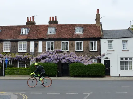 自行车、自行车手、商业街、街道、道路、道路、建筑、英国住宅、维多利亚住宅