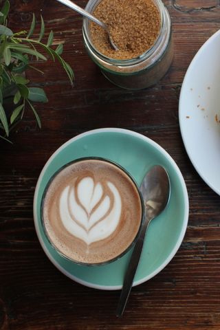 杯子，咖啡杯，饮料，饮料，拿铁，陶器，茶碟，食品