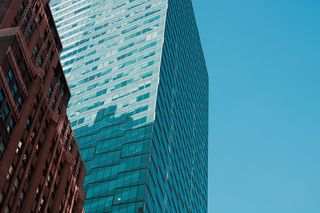 高层建筑的低角度照片