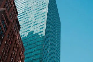 高层建筑的低角度照片