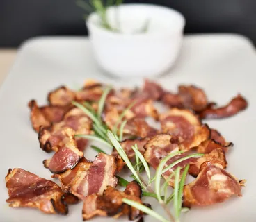 培根、迷迭香、食品、咸味、食品和饮料、肉、新鲜度、特写