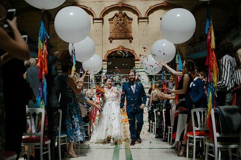 已婚，情侣，走路，走向，五彩纸屑，摔倒，人群，白天