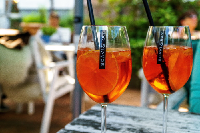 aperol spritz，橙色，玻璃，酒精，鸡尾酒杯，酒精，饮料，橙色切片