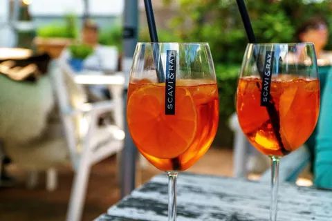 aperol spritz,橙色,玻璃,酒精,鸡尾酒杯,酒精,饮料,橙色切片 aperol spritz,橙色,玻璃,酒精,鸡尾酒杯,酒精,饮料,橙色切片