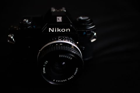 黑色纺织品上的黑色尼康相机