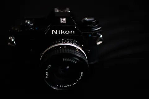 黑色纺织品上的黑色尼康相机