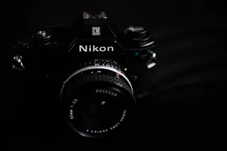 黑色纺织品上的黑色尼康相机