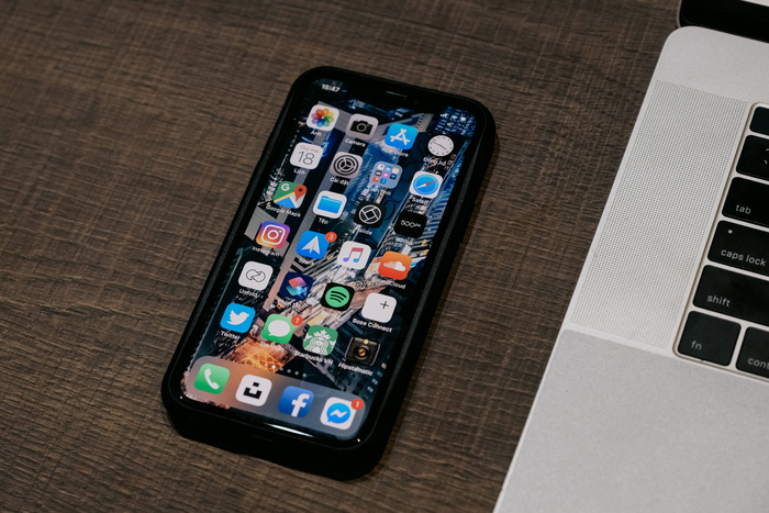 MacBook旁边打开的太空灰iPhone