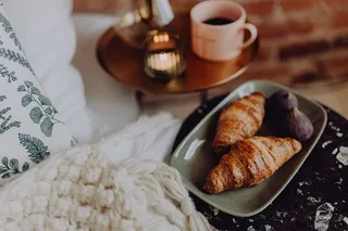 一间漂亮的女人卧室，里面有一束美丽的花