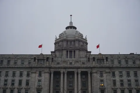 上海，街景，外滩，阴天，国旗，建筑外观，建筑，建筑结构