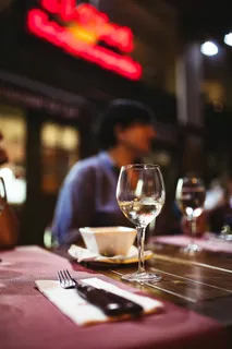 在餐馆喝酒的朋友 在餐馆喝酒的朋友