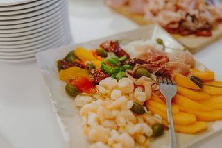 餐饮宴会桌上有不同的食物小吃和开胃菜