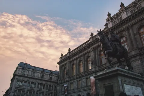 橙色云层上的灰色大厦