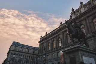 橙色云层上的灰色大厦