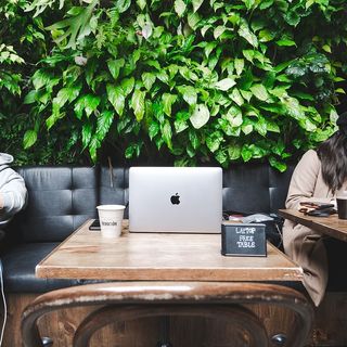 桌面上的银色MacBook