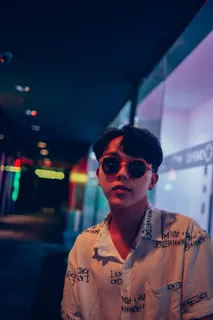 身穿黑白领衬衫的男子 身穿黑白领衬衫的男子