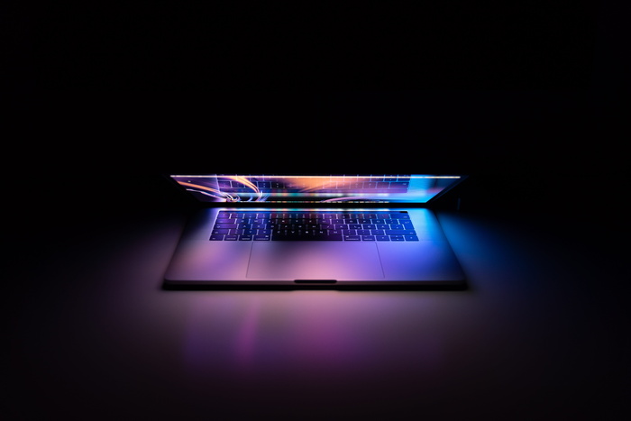 在白色表面上打开MacBook Pro