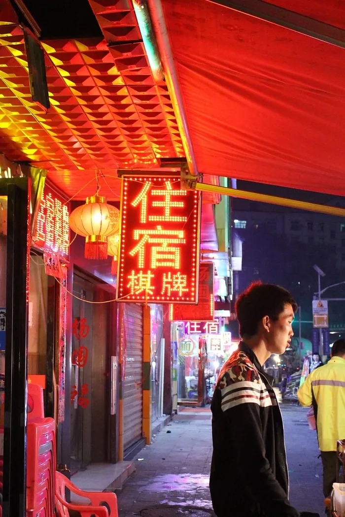 中国，夜晚，餐厅，武汉，夜生活，一个人，真实的人，照明