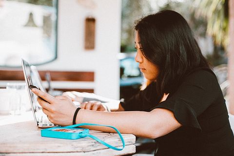 使用智能手机和笔记本电脑的女性