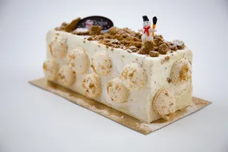 巧克力圣诞原木，冰，杏仁饼，食品，食品和饮料，蛋糕，甜食，室内