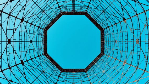 圆形塔下蓝天低角度照片