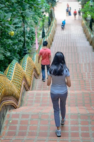 沿着楼梯往下走