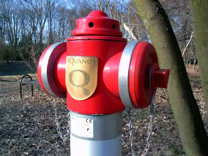 自来水厂、水、水坑、红色、白天、金属、自然、树木