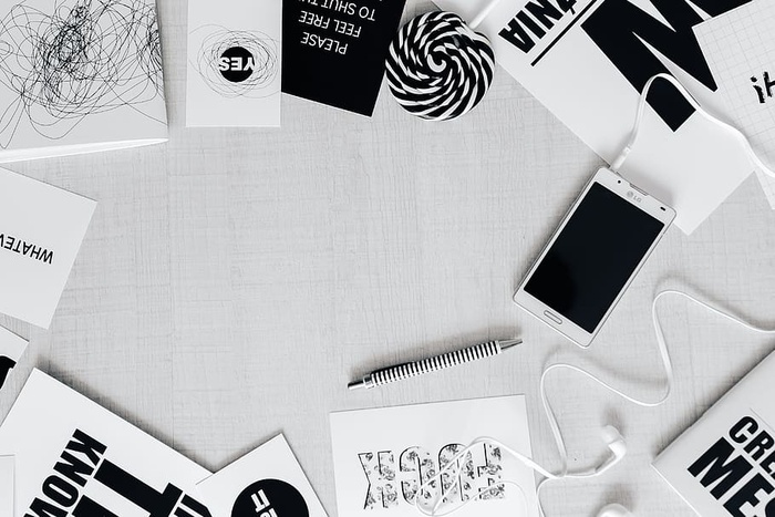 黑白字体句子的俯视图