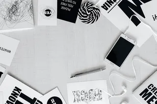 黑白字体句子的俯视图